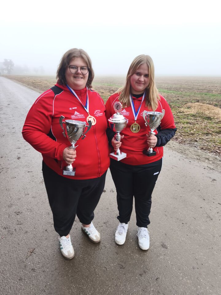 Gold und Bronze für Englbrecht-Schwestern  - Bayerische Meisterschaft im Eisstock-Weitschießen